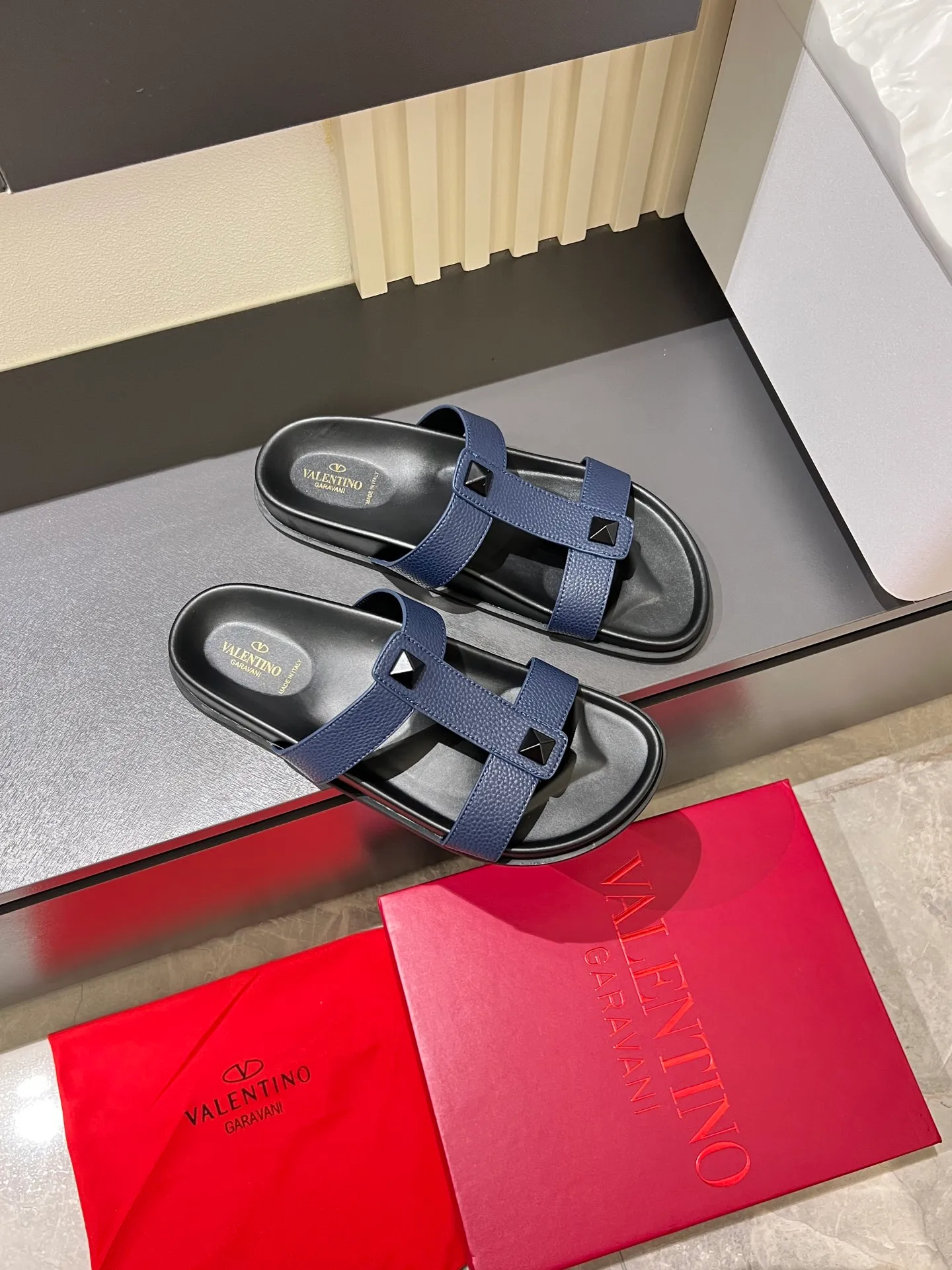 Men's shoes 💰p300 VALENTINO Men's 🧍‍♂️ Spring and summer new style metal logo flat slippers, elegant sandals, the same style worn by celebrities, original molding, imported calfskin. Rubber outsole. Soft and durable, full set of counter packaging size: 39-44 (.45.46 customized)